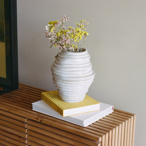 Vase - Shiny white / rifled